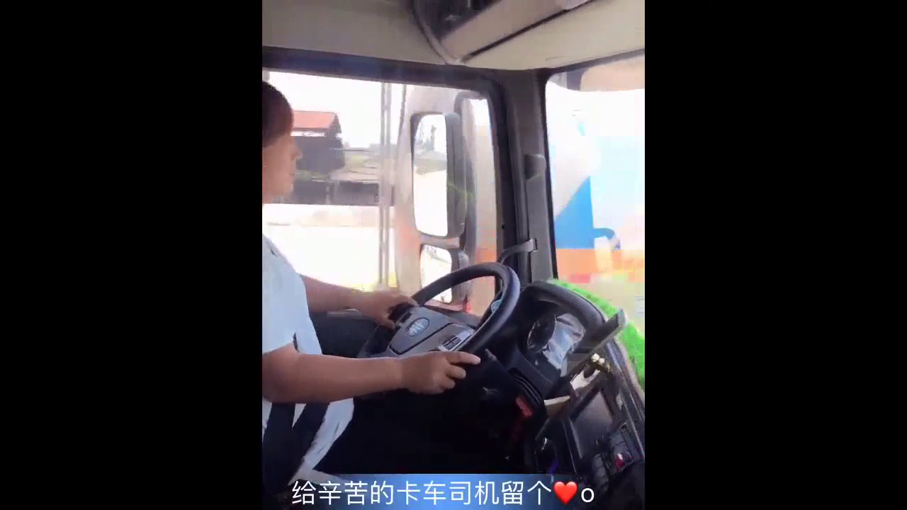 开大卡车的女司机一路高速反超车！