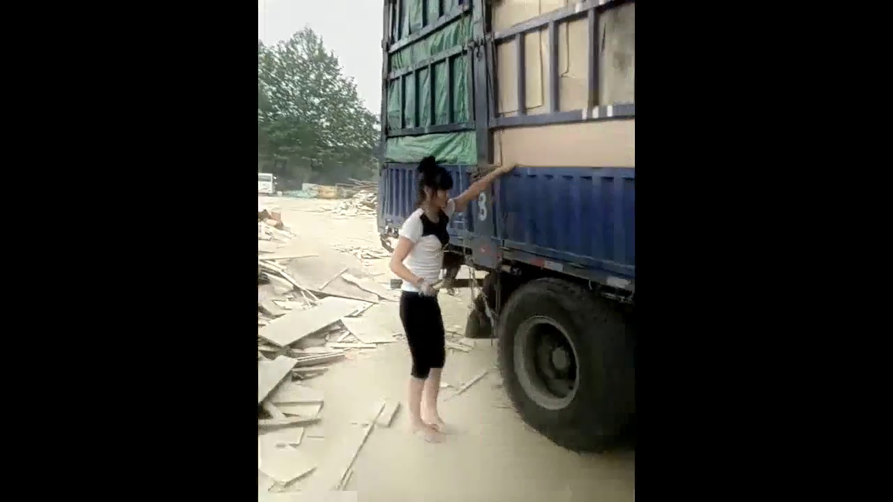 开大卡车的女汉子正在卸车，厉害了！