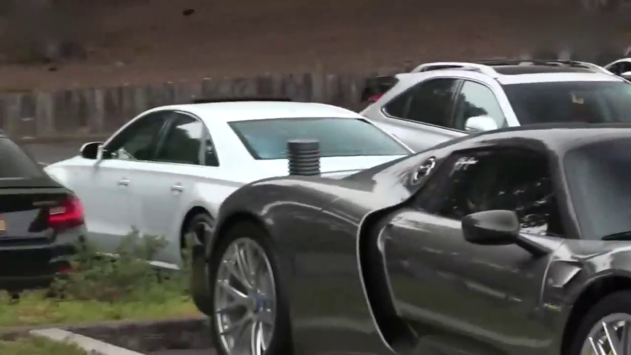 看这种超级跑车缓缓驶过简直就是一种享受