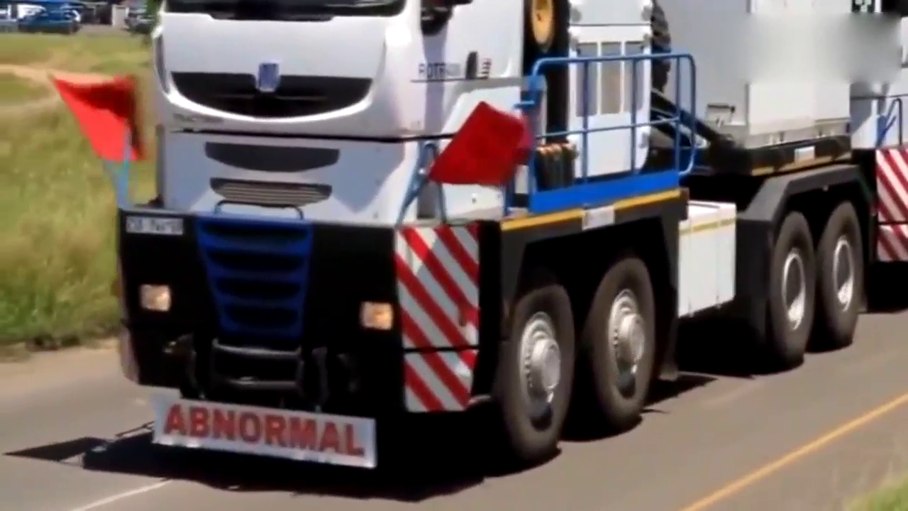 看看尼古拉斯大卡车 全长百来米！