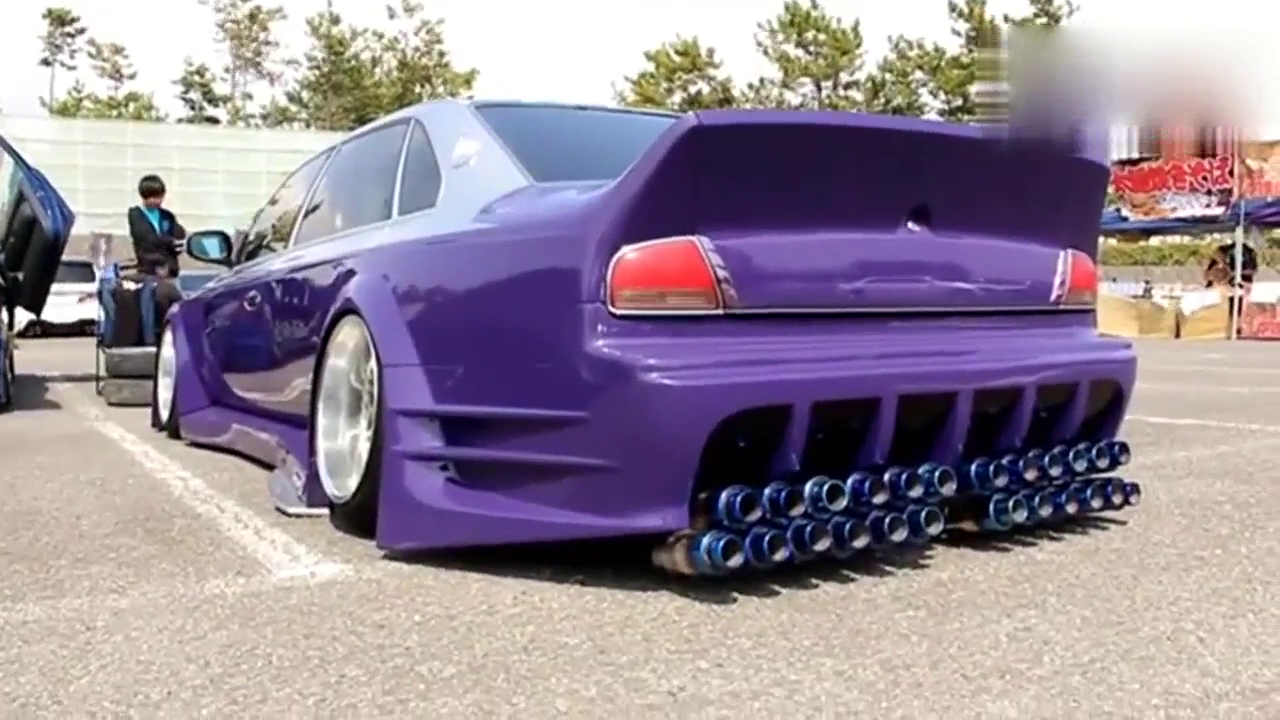 看看日本人的改装车吧，直接改装24根排气管，真是霸气侧漏