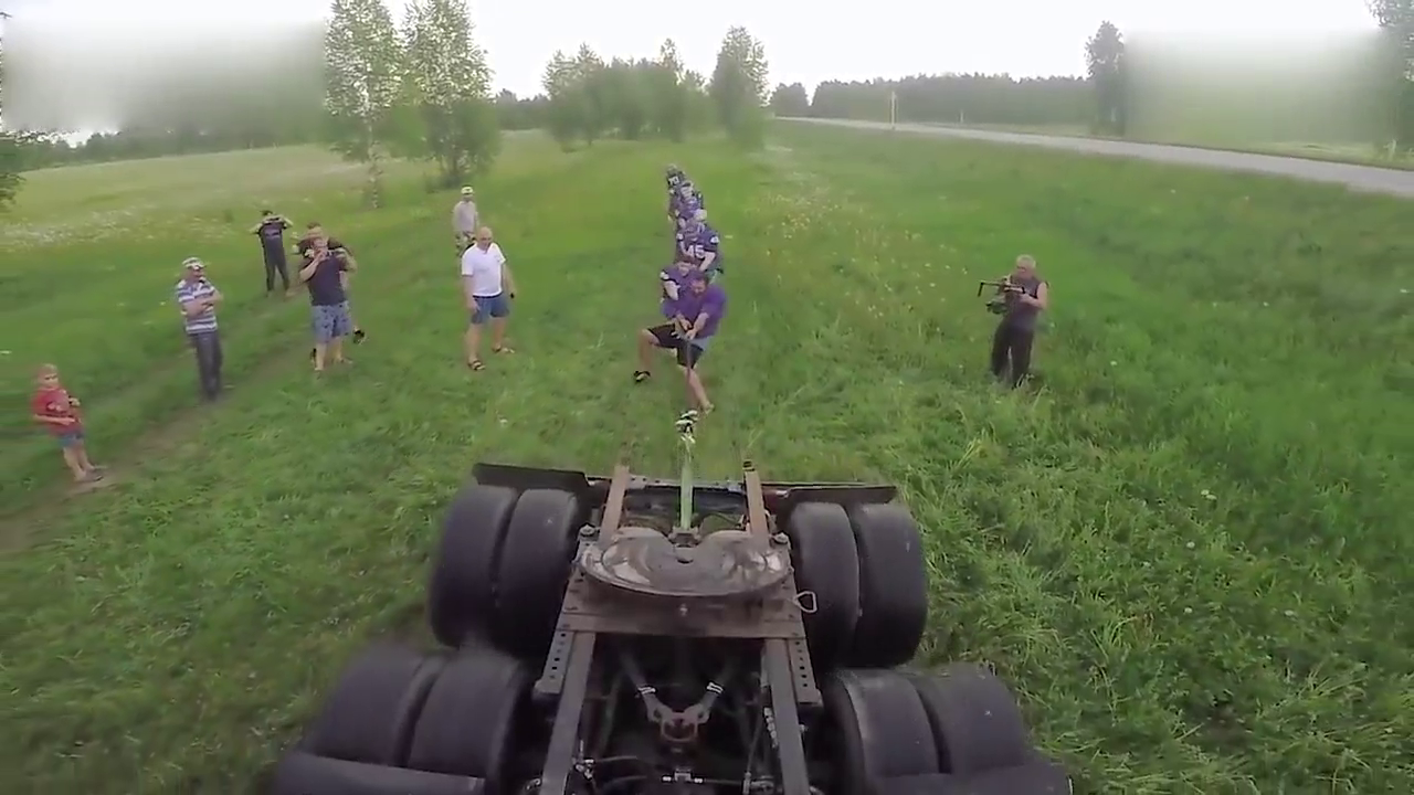 8个运动员能拉动载几十吨的重型卡车吗？俄罗斯人还真不好说！