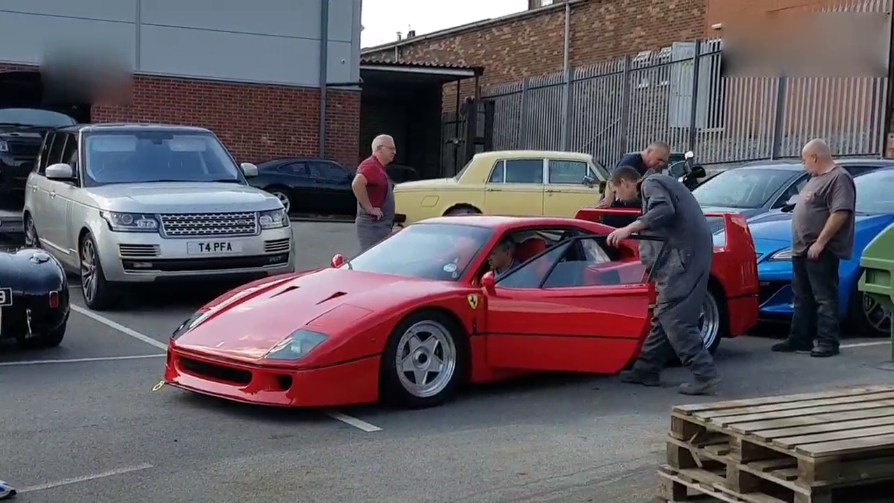国外大叔炫耀他的法拉利跑车，一声巨响后结果悲剧了！