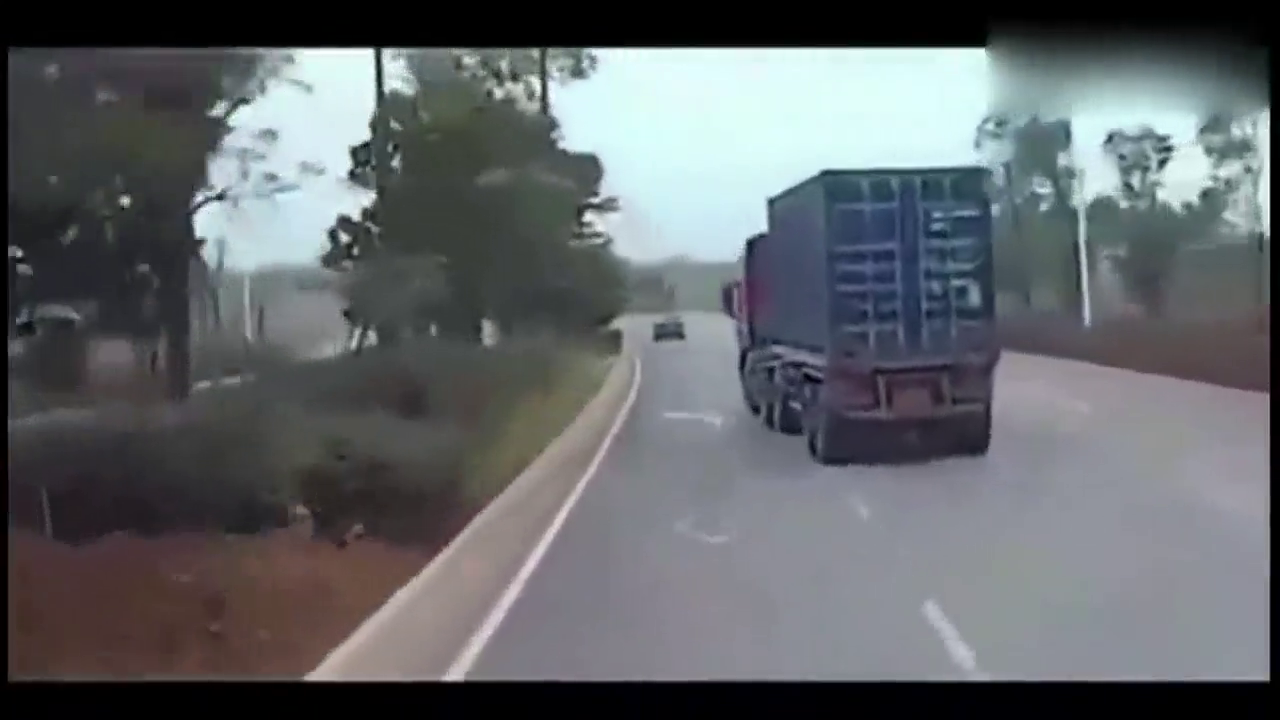SUV司机叫板大卡车_马路开车斗气，后果竟是这样子