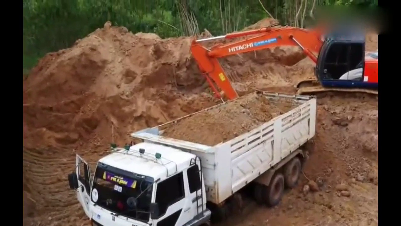 挖掘机给卡车装货，这个速度把司机都给惹急了