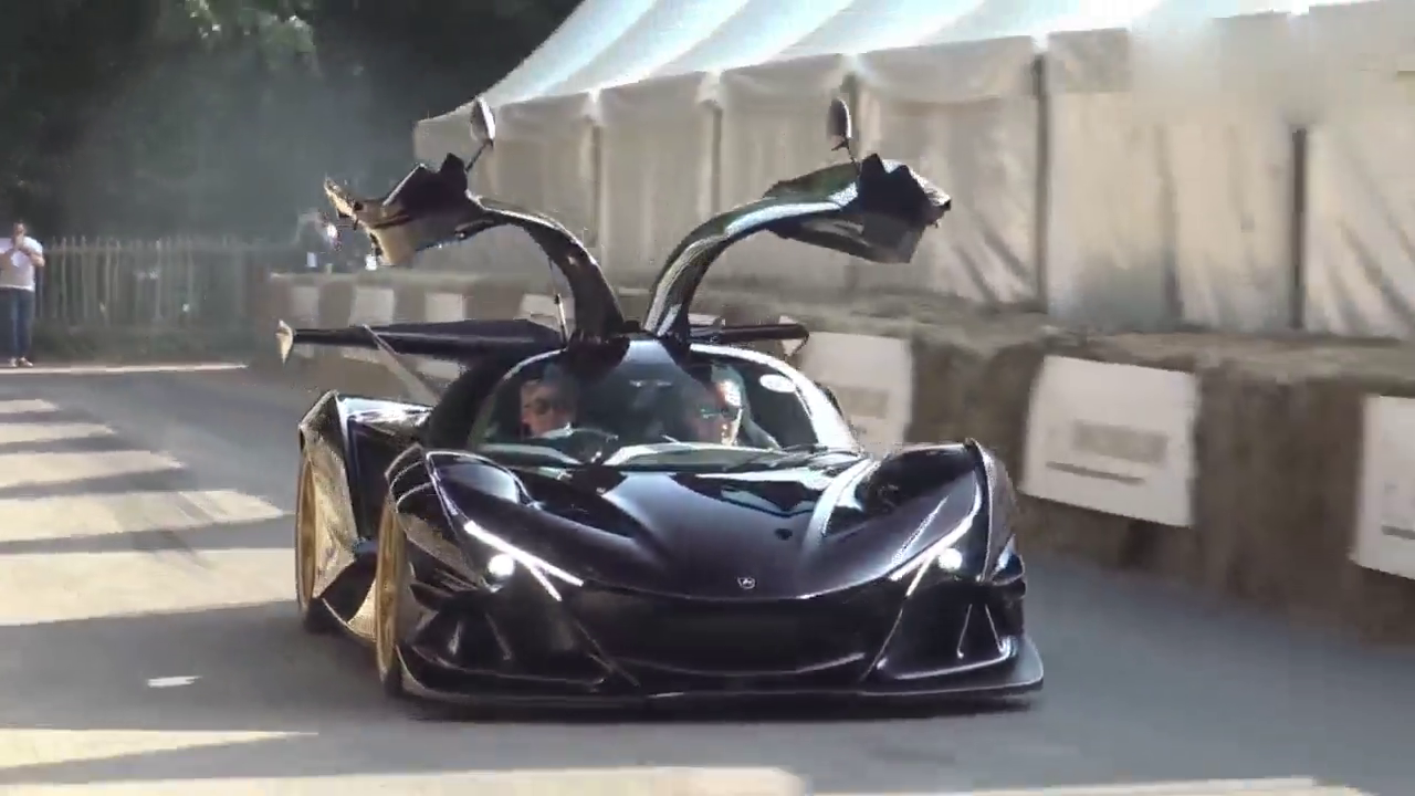 快来认跑车了，第一辆就不认，最后日产gtr上场，觉得还有希望