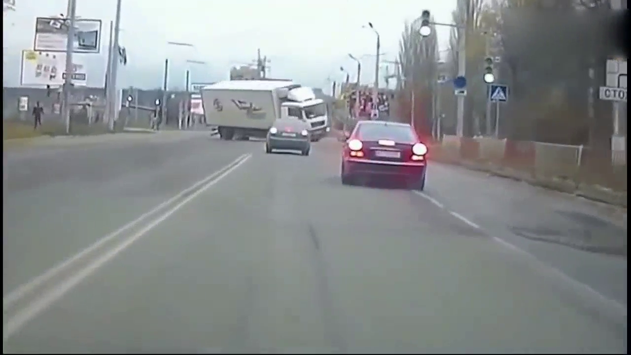 愚蠢的卡车司机 重型卡车事故锦集 重型卡车狂疯追尾多车