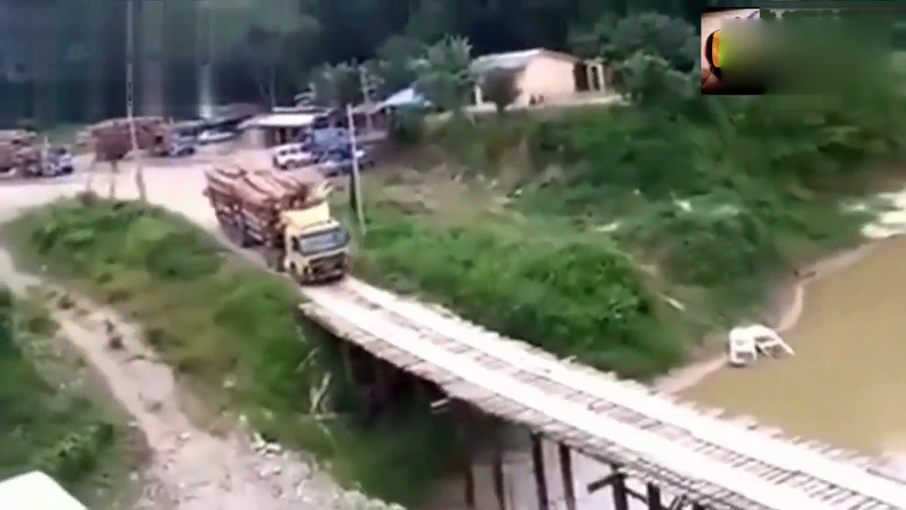 心提到嗓子眼 满载木头卡车冒险过木桥