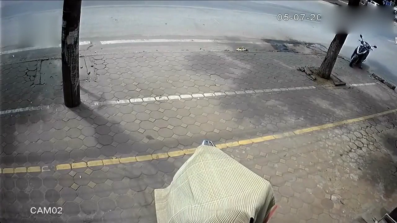 电动车无人驾驶直接撞了出去，车主懵了！
