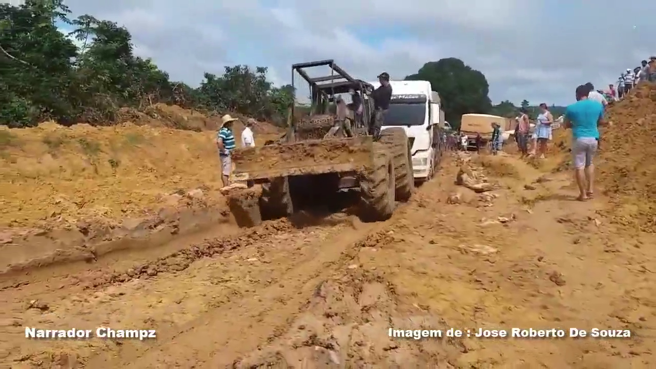 拖垃机拖行重型货车过泥路 外国卡车出门全靠它 大卡车越野