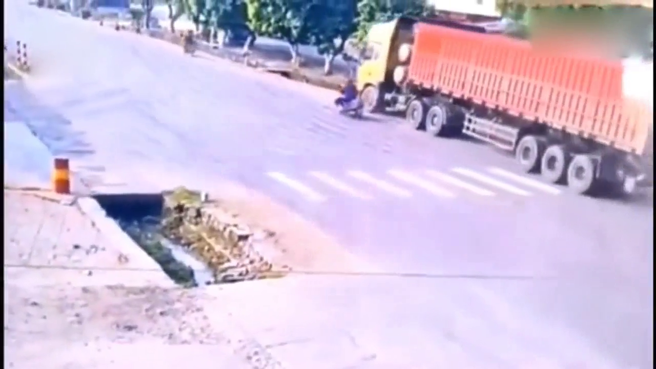 电动车男子马路乱窜，连累无辜货车，查看监控家人愤怒不已