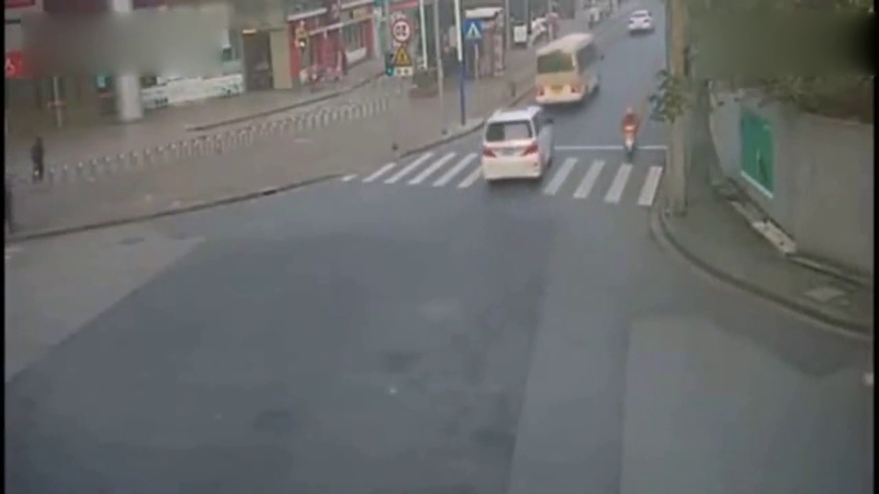 电动车女司机只要轻踩一下刹车，也就和死神擦肩而过了