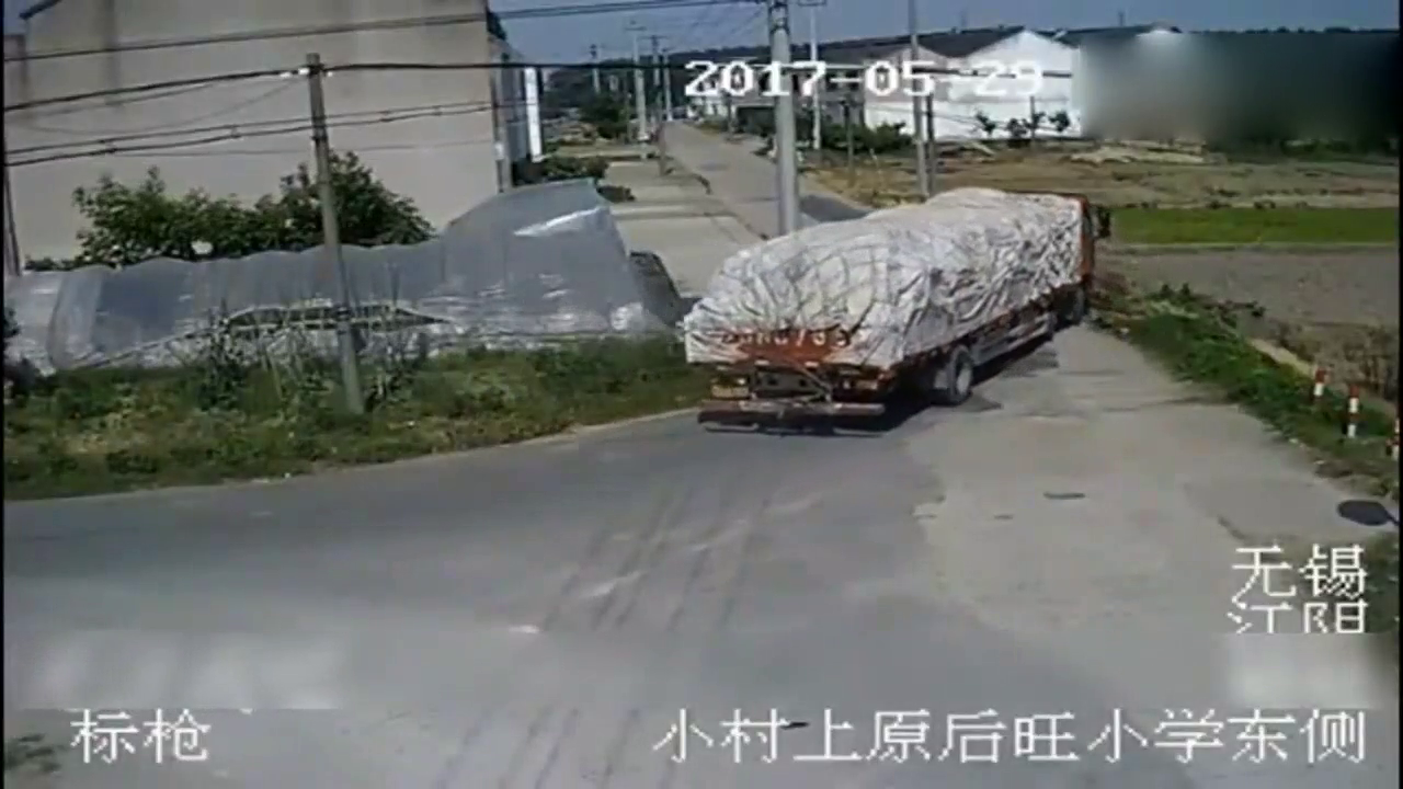 电动车夫妇只因犹豫这5秒命丧车轮下，监控拍下这揪心一幕
