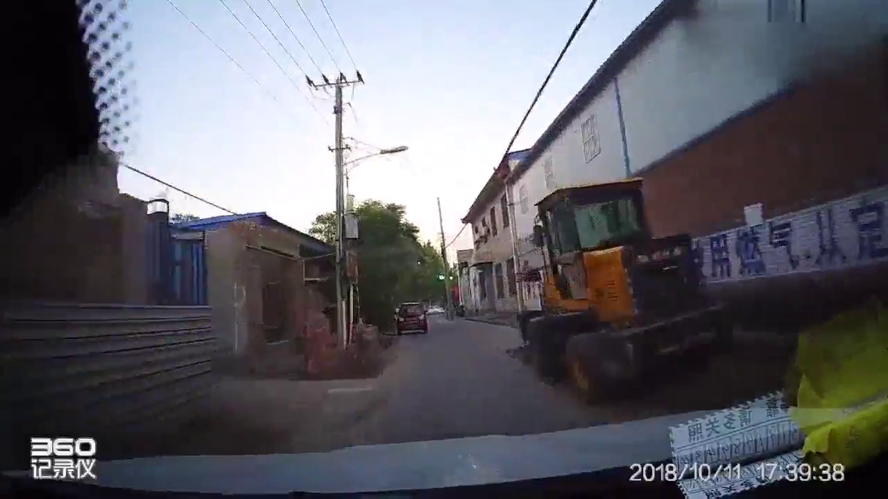 电动车大姐为了随意变道，竟然这样骑车，真是惊险！