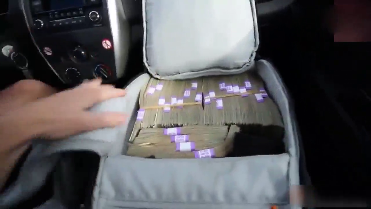 富二代去4S店购买奥迪跑车，打开书包那一刻，店长彻底蒙圈了