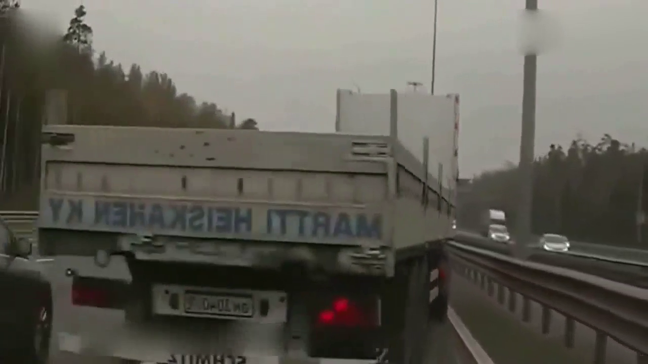 女司机高速路边停车，把卡车司机气得不能自己