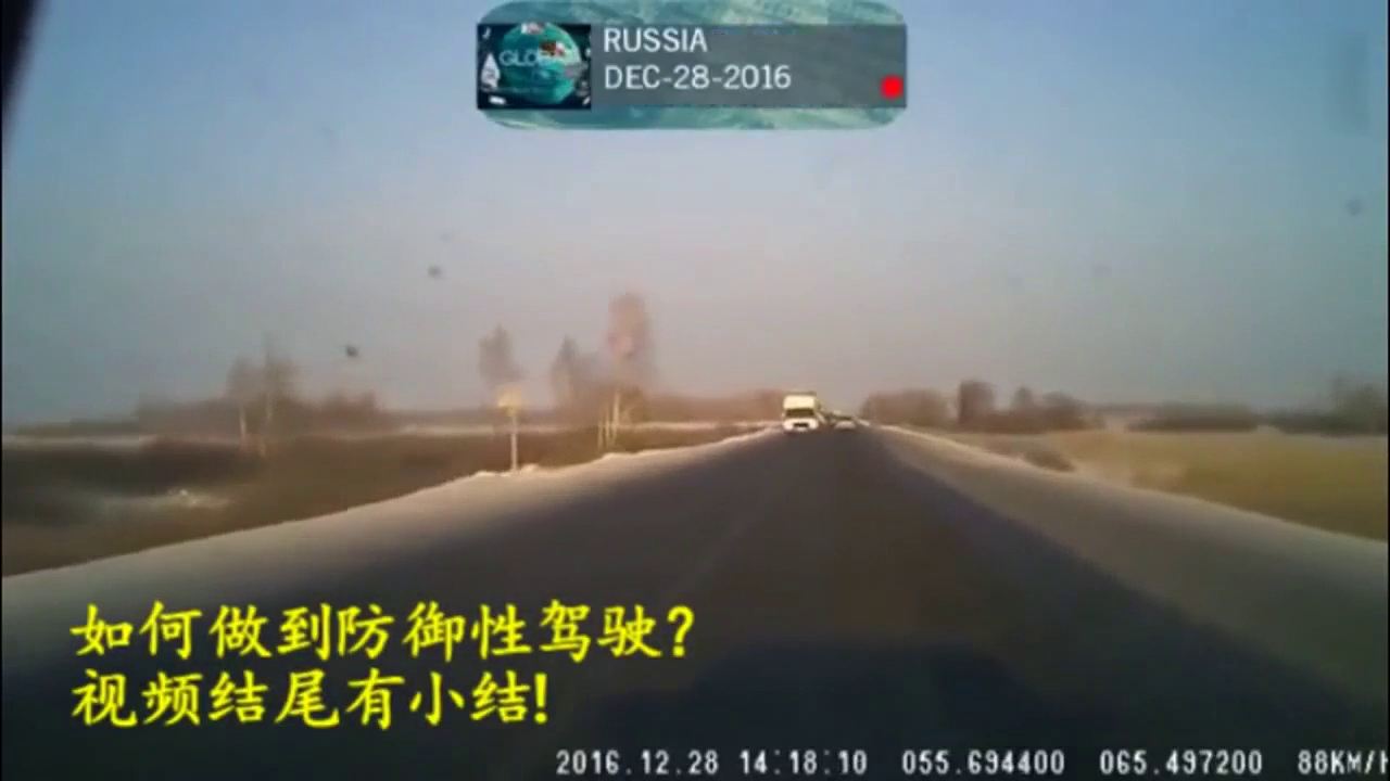 吓死了 摄像车被冒然超车的卡车害惨了