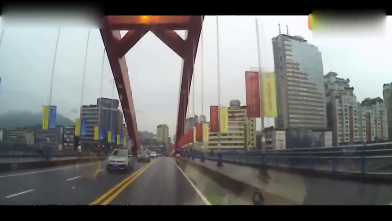 司机警告无效后，他怒撞强行加塞的出租车