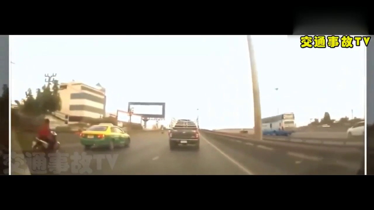 摩托车追尾出租车，万幸车手无大碍！