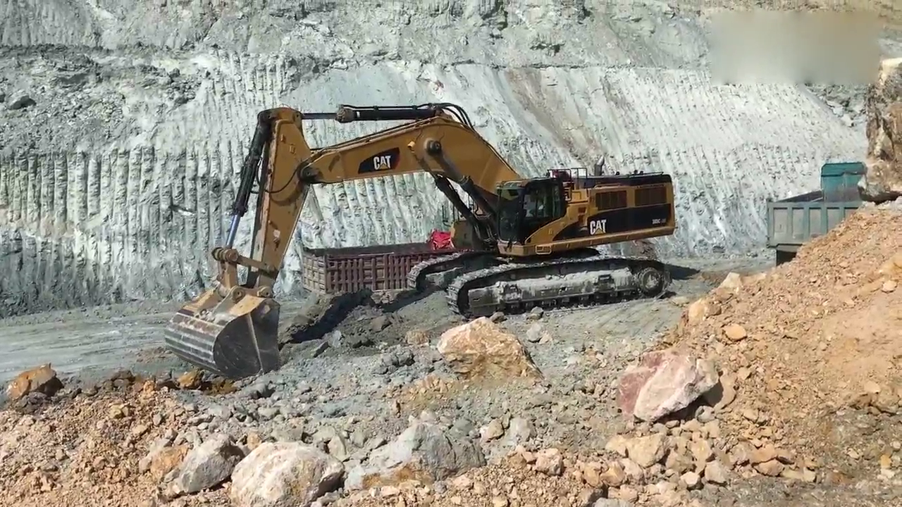 Cat 385C挖掘机装载卡车，本来2斗能装满，这司机却用了3斗