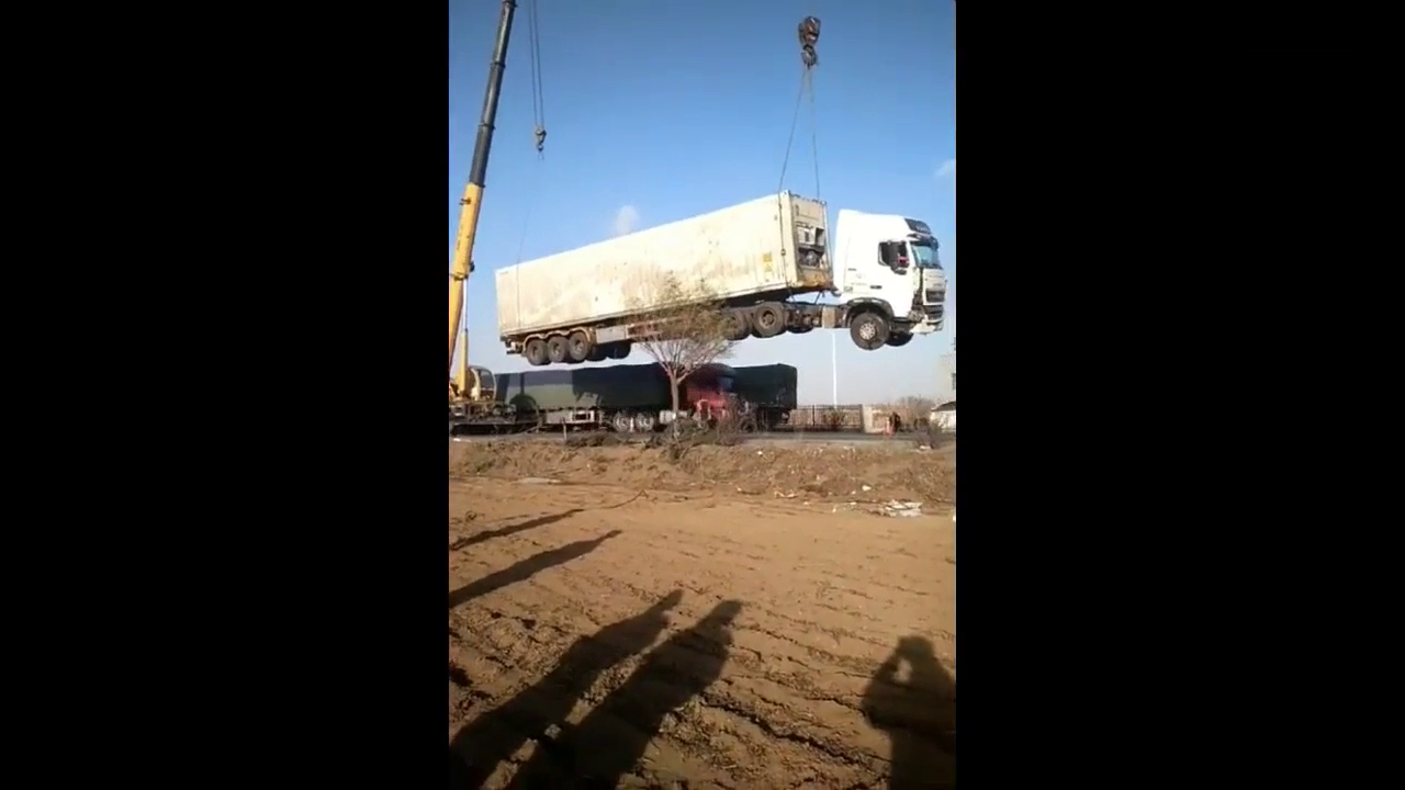 100吨的大卡车，一个按键就飞起来了！