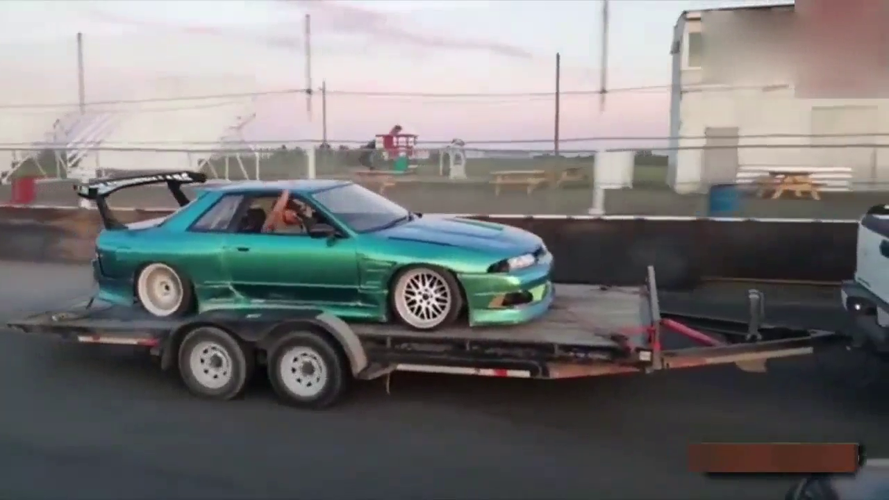 史上最失败的跑车耍酷，看到轮胎起火，司机才恍然大悟