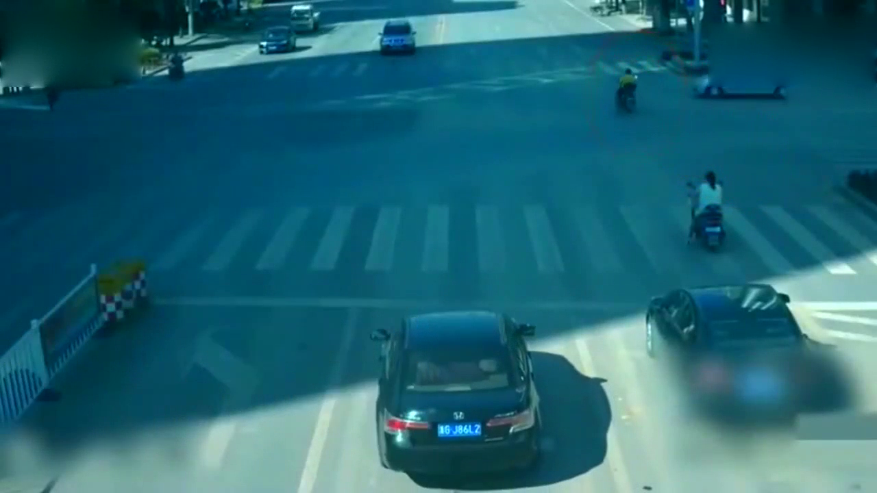 电动车闯红灯车祸合集，遵守交通安全，人人有责！