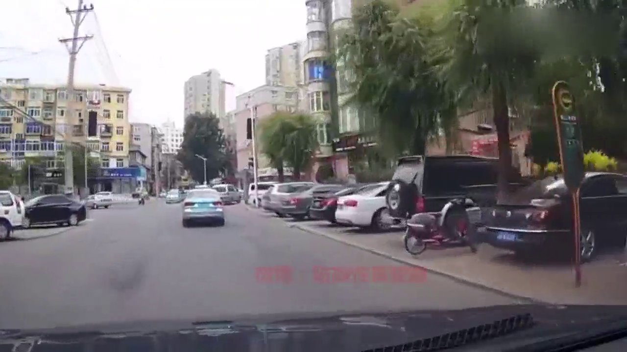 老年代步车横穿马路，差点被出租车给撞了