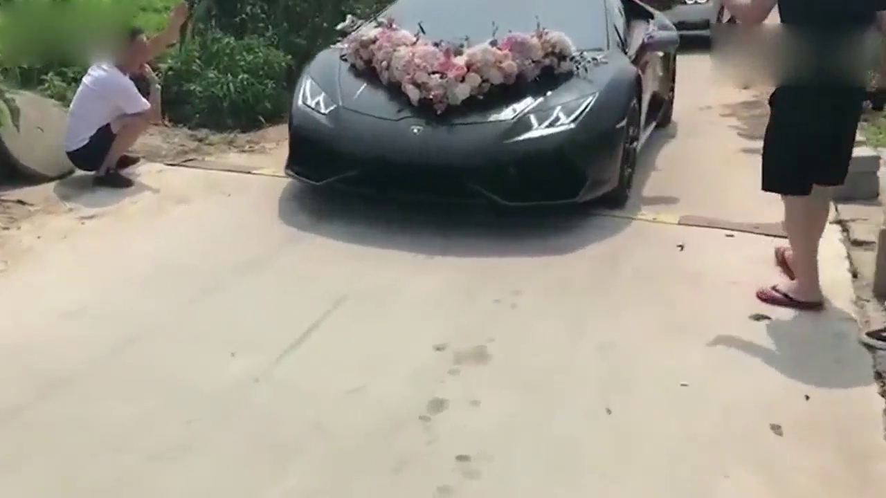 开着跑车娶农村新娘，遇到减速带跑车也无奈