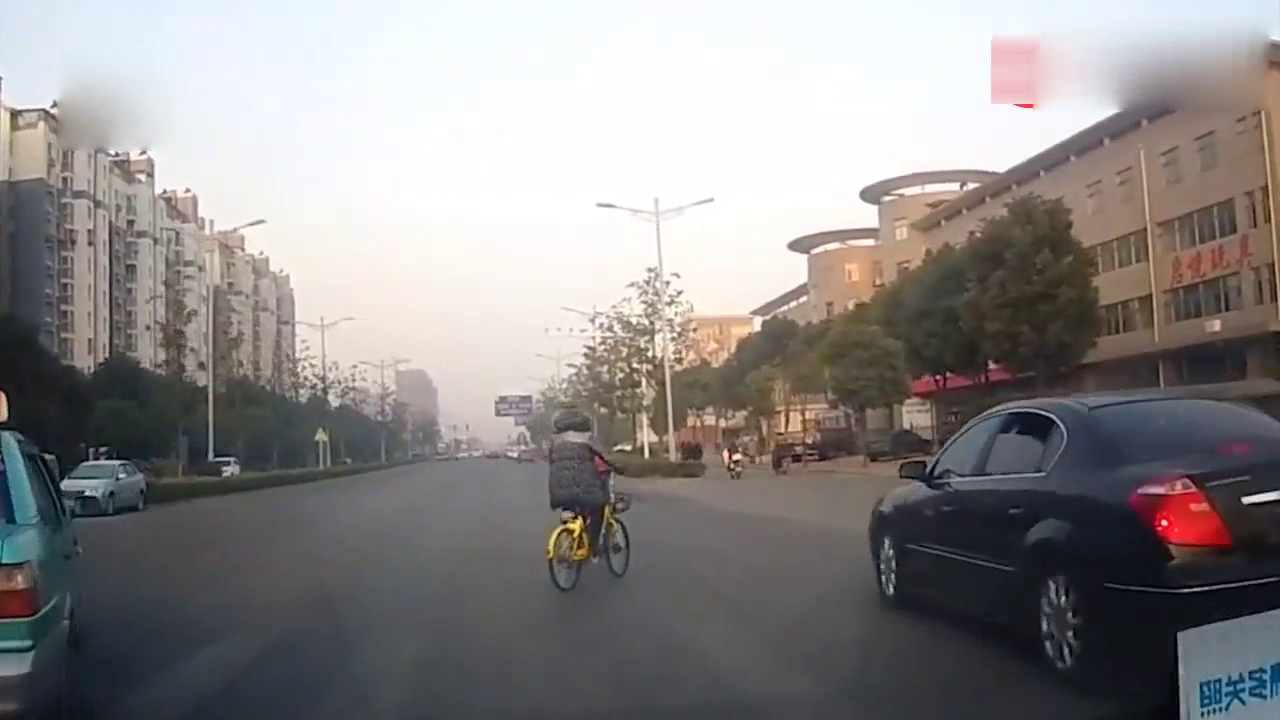 女子骑电动车上班不看车，她躲过了前两辆汽车没有躲过第三辆！
