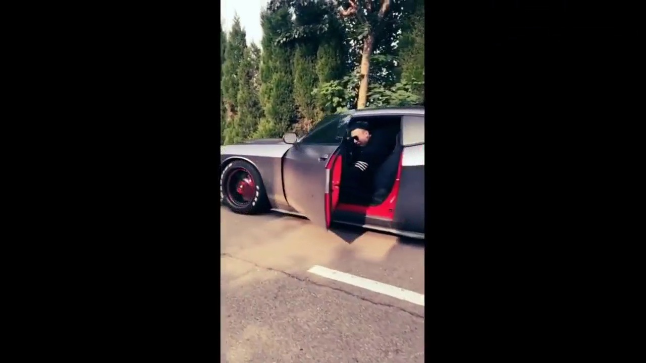 富二代跑车前狂拽霸气狂炫销魂舞姿！