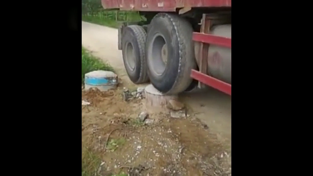 这卡车司机牛了，过不去也非得上