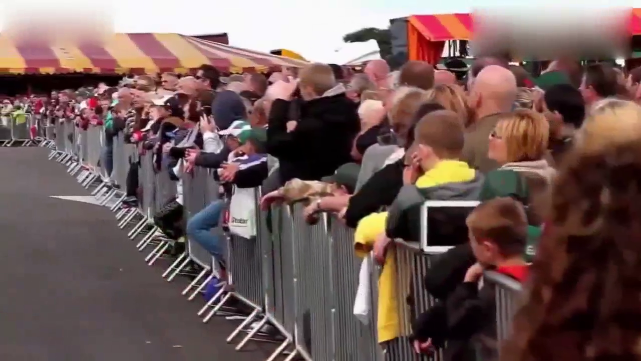 11辆宝马是如何装上卡车的呢？跟平时我们看到的还不一样！