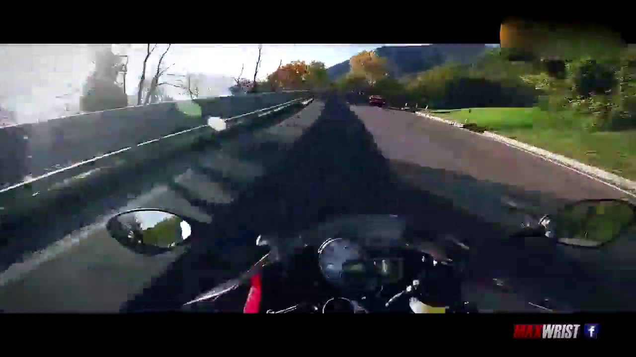 宝马摩托车见到跑车就干，管你法拉利还是保时捷。S1000RR