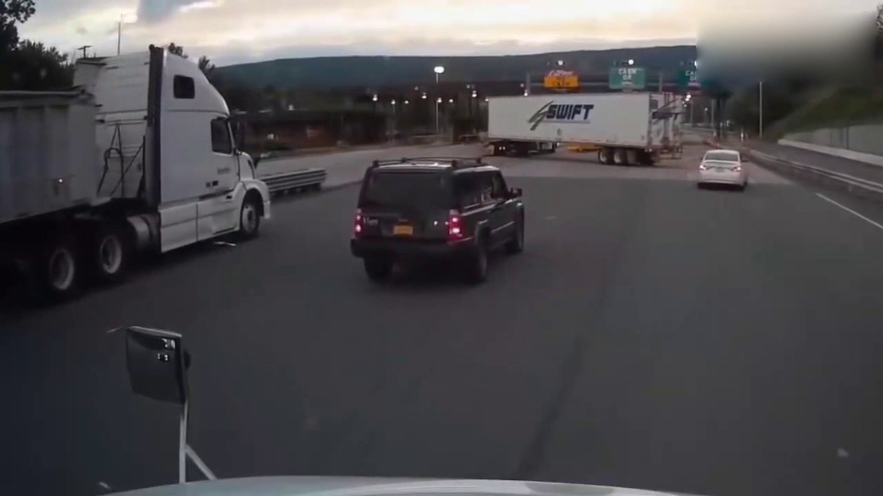 疯狂转弯技能在狭窄的道路的卡车司机