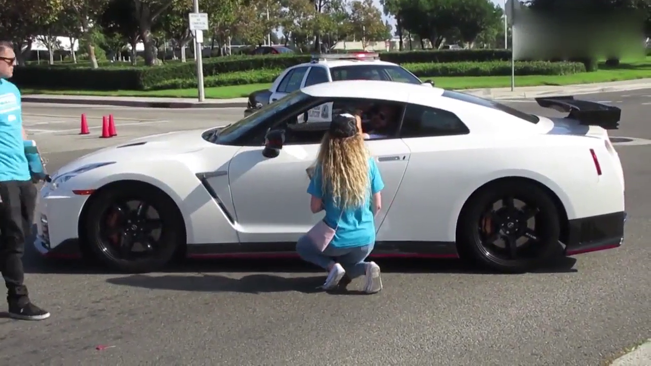 白色豪华日产GT-R Nismo跑车