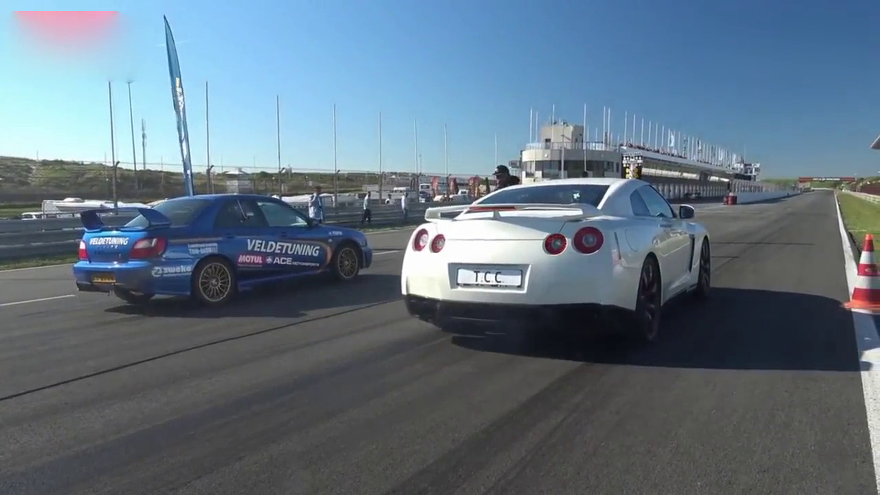 超跑与跑车的差距在哪里？看看GTR和AMG的对比就知道了！