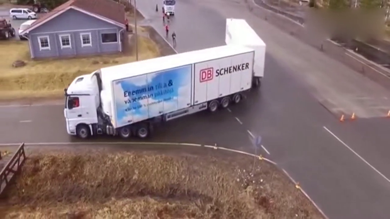 超长大卡车秀神技，老司机这拐弯技术服了！