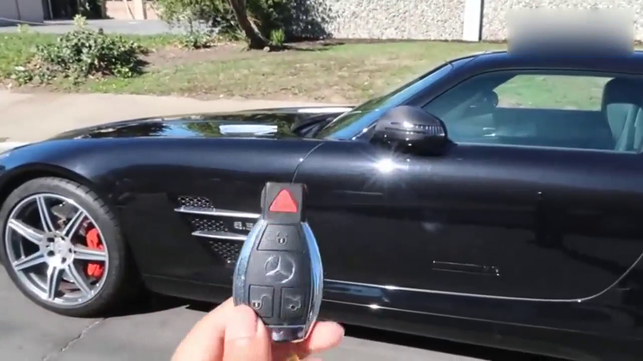 找了半天奔驰跑车的车门把手，按下车钥匙瞬间才明白