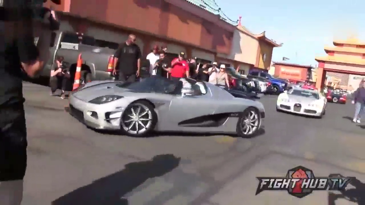 赌场门口遇到一辆科尼塞克跑车，看清车主后才知道自己惹不起！