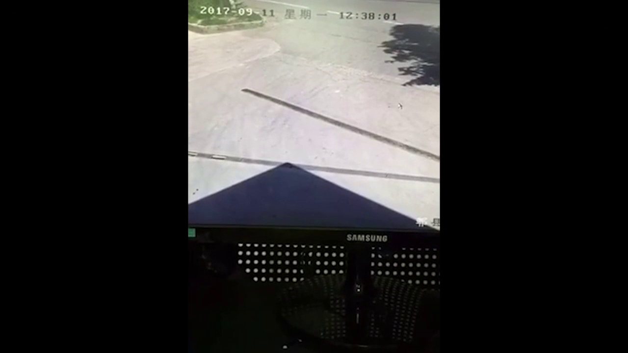 货车司机拐弯，没有注意到行驶中的电动车