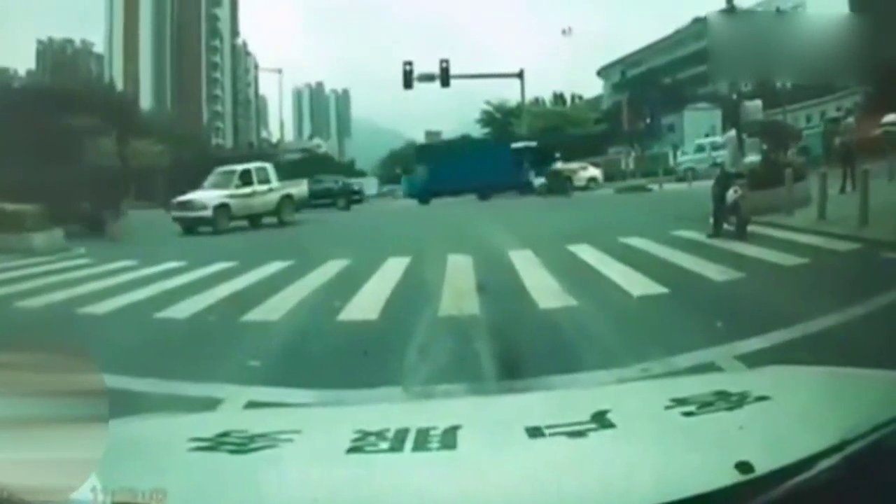 卡车撞到小车瞬间，以为无辜妹子可以幸免，可没想到！