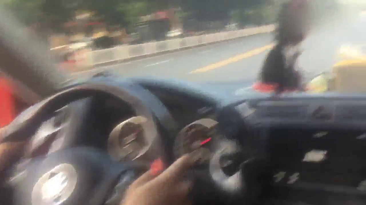 喜欢开改装车的男人都很酷