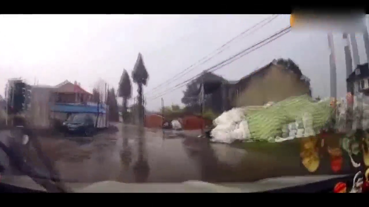 前面电动车这样横穿，我无奈撞了上去