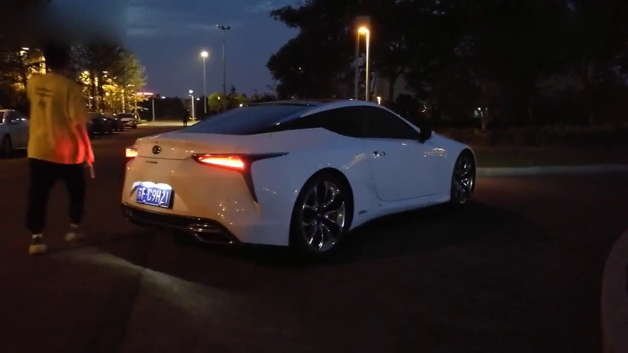 外观动感的宝马I8跑车