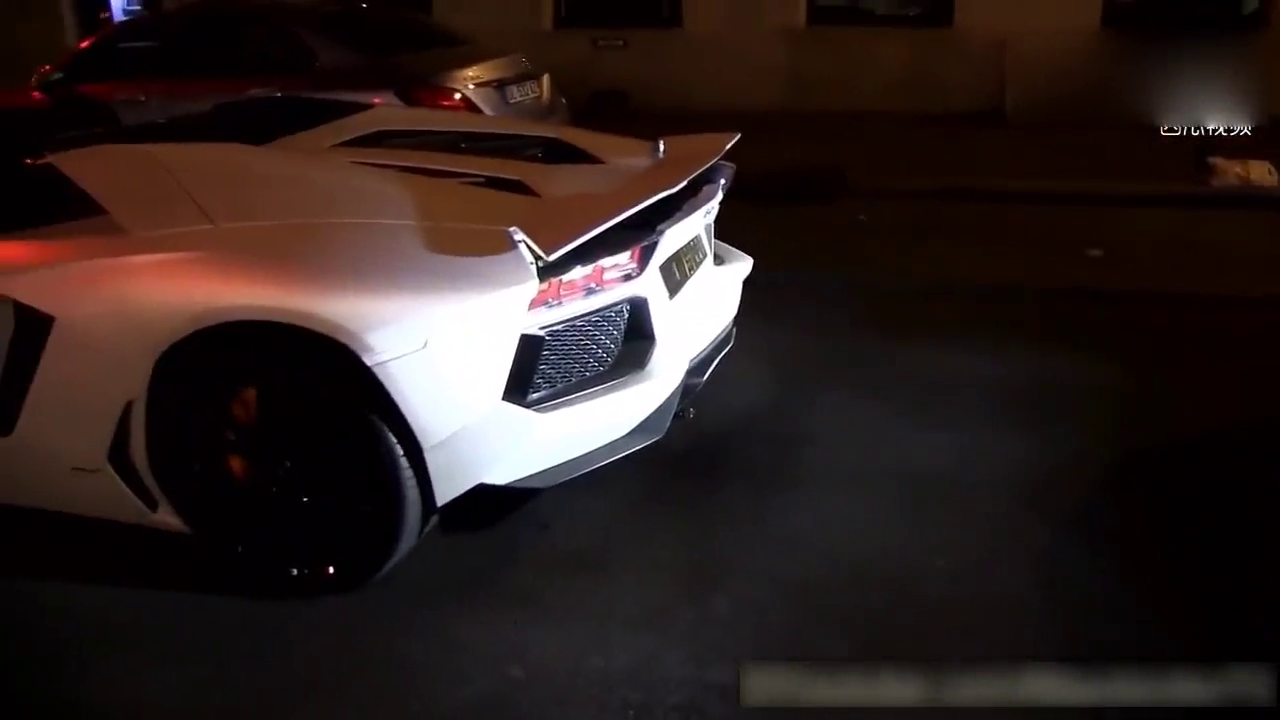 劳斯莱斯街头遇到兰博基尼跑车，车主都不敢超车