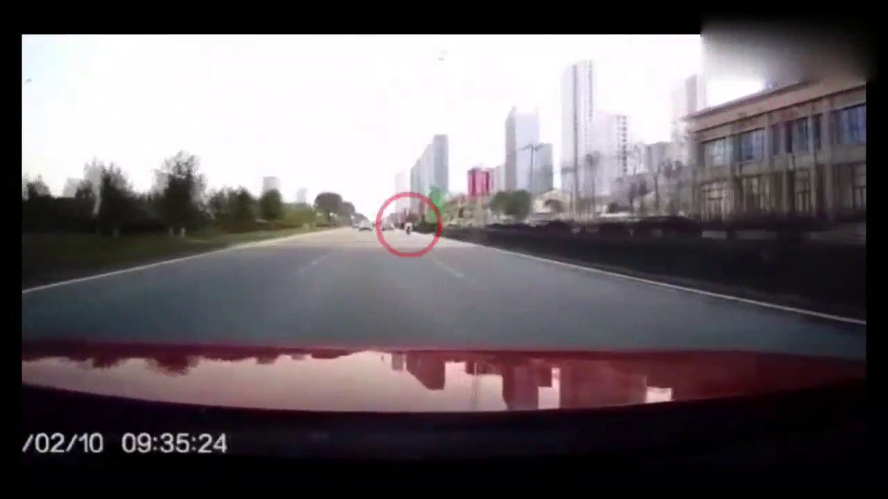 前面小车突然停车，彻底害惨电动车