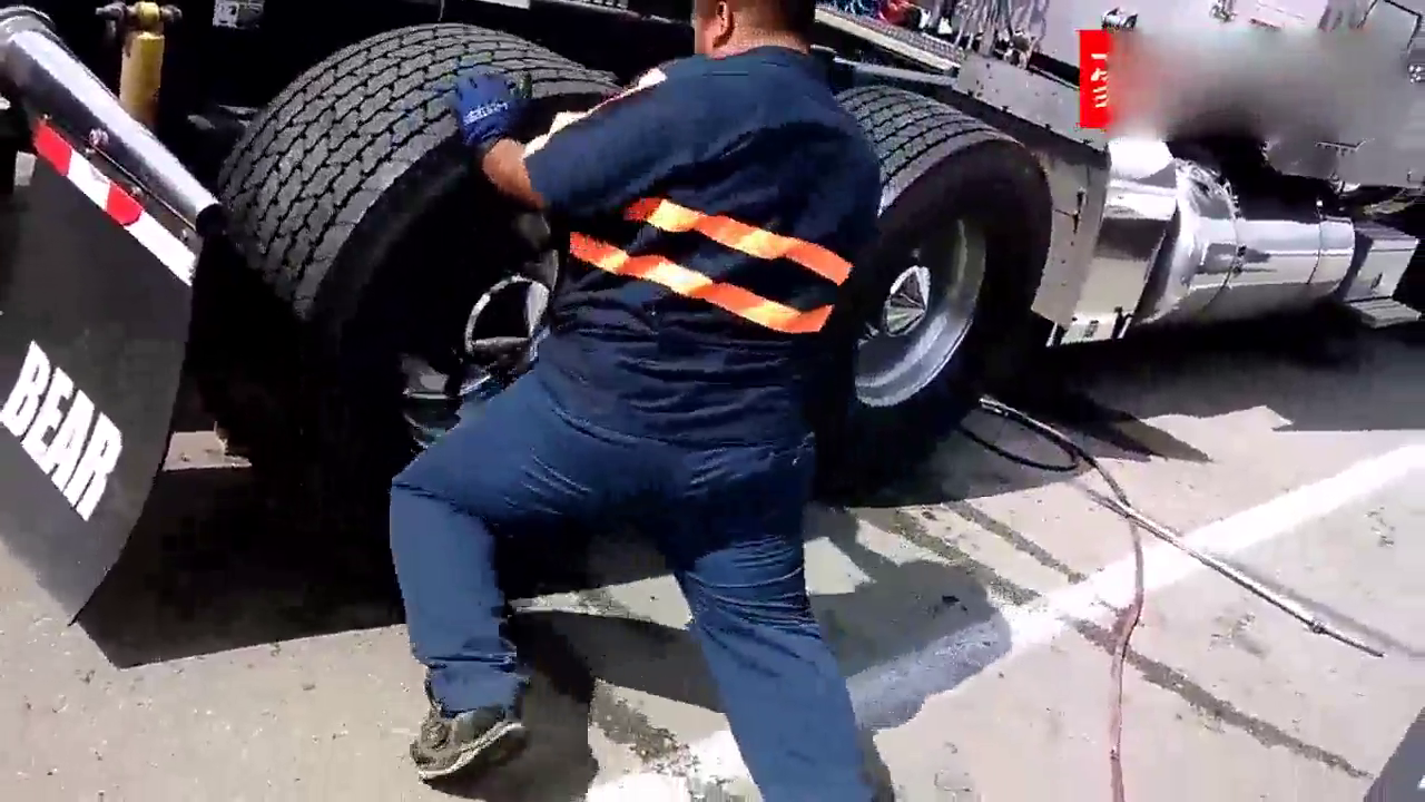 第一次见，这么宽的卡车轮胎，装上去还挺费劲