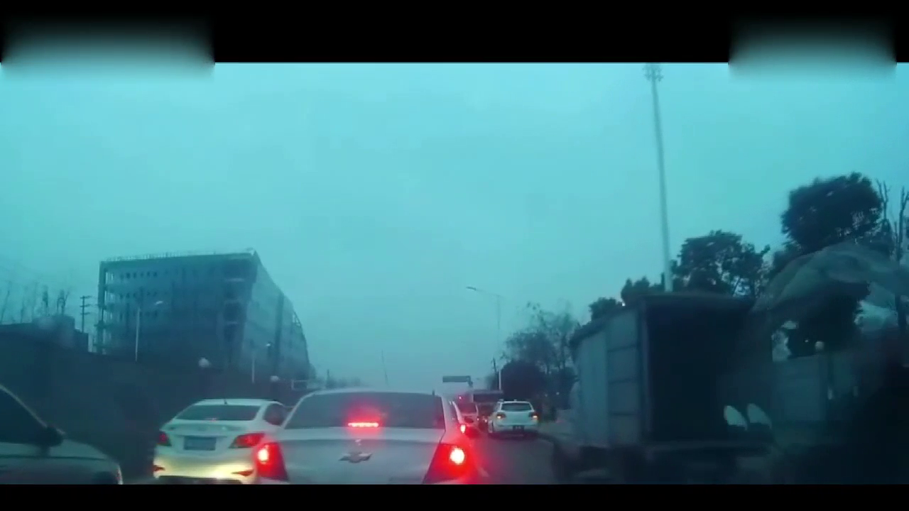 前面堵车，小车突然打开的车门，把电动车害惨了