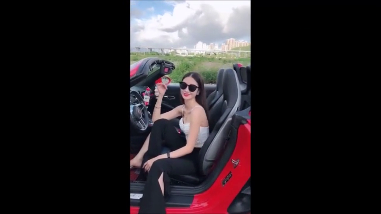 小姐姐坐在跑车里打了几下响指都这么可爱，还缺男票吗？